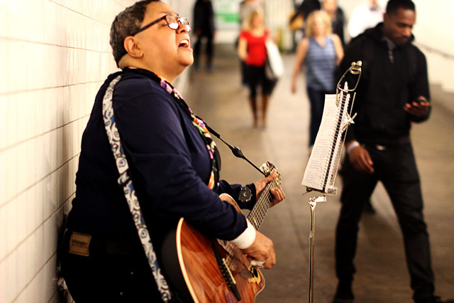 A Latina singer-guitarist sings about peace and harmony in Spanish.